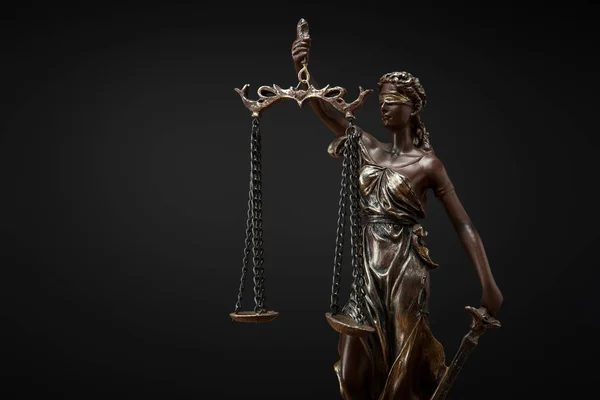 Bronzestatuette Mit Maßstäben Der Gerechtigkeit Isoliert Auf Schwarz — Stockfoto