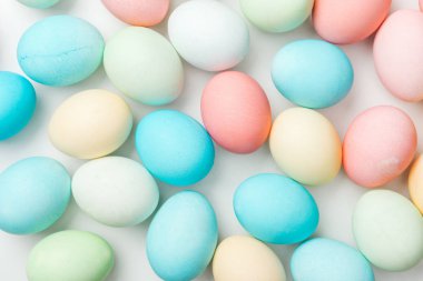 arka plan üzerinde beyaz izole renkli pastel Paskalya yumurtaları ile
