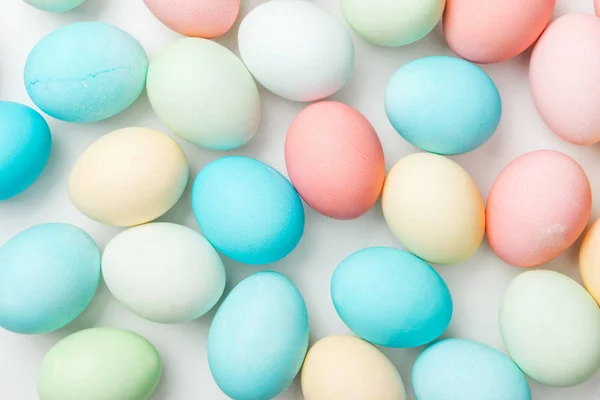 Sfondo Con Colorato Pastello Uova Pasqua Isolato Bianco — Foto Stock