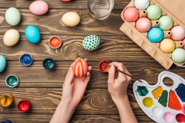 boya ve renk paleti ile ahşap tablo easter yumurta boyama kadının kısmi görünümü