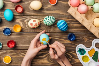 boya ve renk paleti ile ahşap tablo easter yumurta boyama kadının Üstten Görünüm