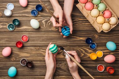 ahşap tablo easter yumurta boyama kadınların Üstten Görünüm