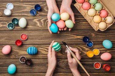 holding ve ahşap tablo easter yumurta boyama kadınların Üstten Görünüm