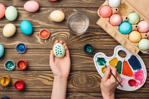 Ausschnittansicht Einer Frau Die Ostereier Mit Pinsel Holztisch Mit Farben — Stockfoto