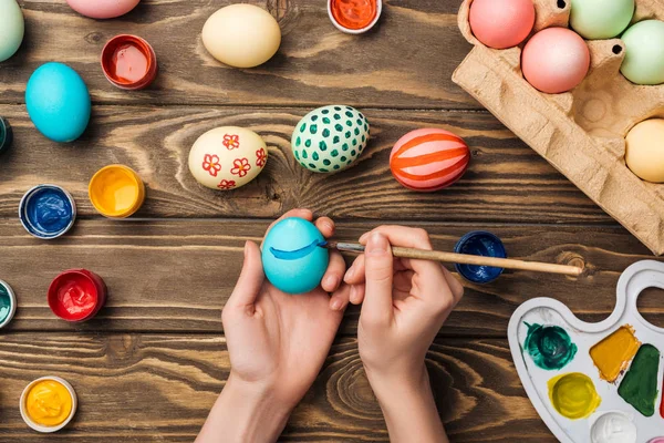 Vista Dall Alto Della Ragazza Che Dipinge Uova Pasqua Tavolo — Foto Stock