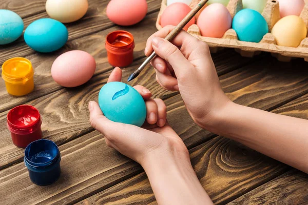 Vista Recortada Mujer Decorando Huevos Pascua Con Pincel Mesa Madera — Foto de Stock