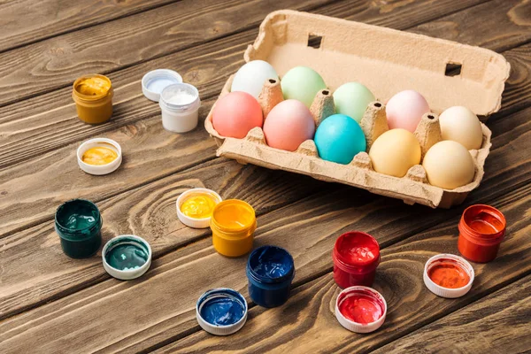 Пасхальные Яйца Картонной Коробке Акриловыми Красками Деревянном Столе — стоковое фото