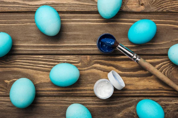 Vista Superior Huevos Pascua Azul Pastel Pinturas Pincel Superficie Madera — Foto de Stock