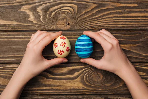 Oříznutý Pohled Ženy Držící Velikonoční Vajíčka Vzorem Dřevěný Povrch — Stock fotografie