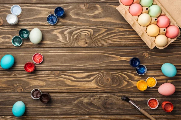 Vista Superior Huevos Pascua Pastel Caja Cartón Con Pinturas Acrílicas —  Fotos de Stock