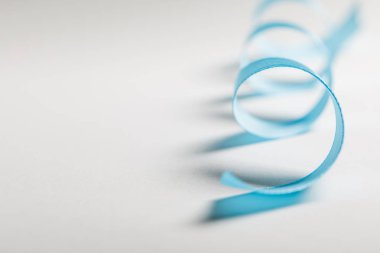 kopya alanı ile gri arka plan üzerinde kavisli mavi saten Şerit'in yakın çekim
