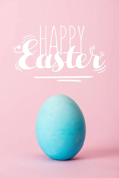 Синє Куряче Яйце Рожевому Фоні Щасливим Великоднім Листям — стокове фото