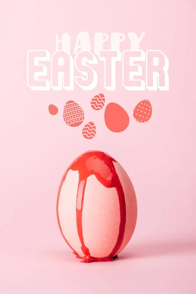 粉红色的鸡蛋与滴红色油漆在粉红色的背景与快乐的复活节字母 — 图库照片