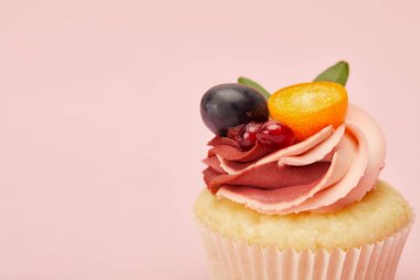 krem ve meyve pembe izole ile tatlı cupcake