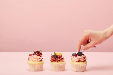 pembe izole meyve ve çilek ile tatlı cupcakes ile kadın kırpılmış görünümü