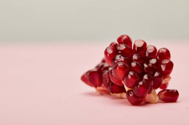 gri pembe yüzeyüzerinde olgun kırmızı garnet