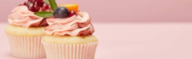 pembe yüzeyde çilek ve meyve ile tatlı cupcakes panoramik çekim