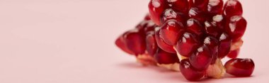 pembe yüzeyüzerinde olgun garnet panoramik çekim