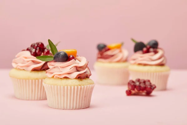 Γλυκά Κεκάκια Φρούτα Και Μούρα Ροζ Επιφάνεια — Φωτογραφία Αρχείου