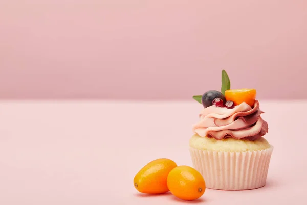 Magdalena Dulce Con Crema Dos Kumquats Superficie Rosa — Foto de Stock