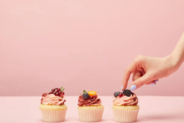 Vista Cortada Mulher Com Cupcakes Doces Com Frutas Bagas Isoladas — Fotografia de Stock