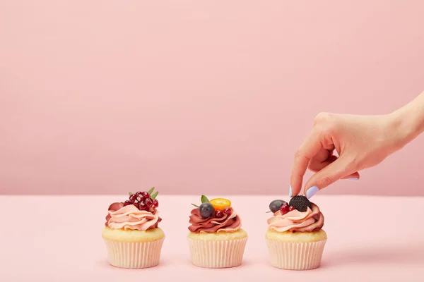 Nyírt Kilátás Édes Cupcakes Gyümölccsel Bogyókat Izolált Rózsaszín — Stock Fotó