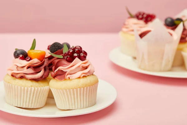 Duas Placas Com Bolos Doces Superfície Rosa — Fotografia de Stock