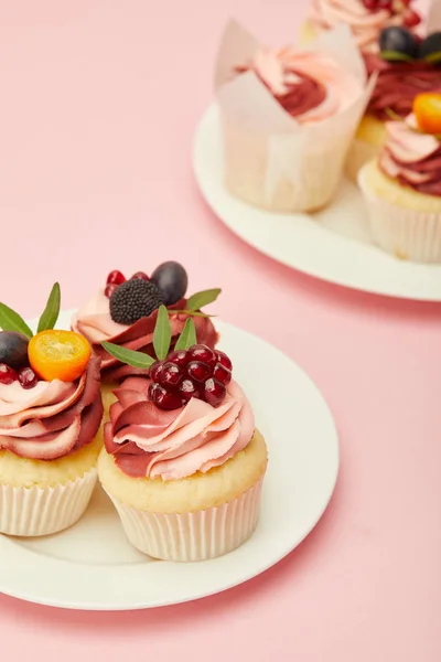 Deux Assiettes Avec Des Gâteaux Sucrés Sur Surface Rose — Photo