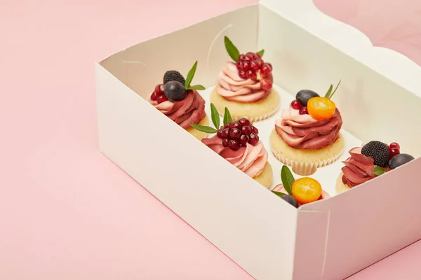 Süße Cupcakes Mit Beeren Und Früchten Isoliert Auf Rosa — Stockfoto