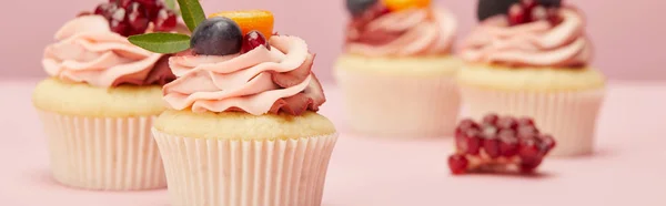 Tiro Panorâmico Cupcakes Doces Com Bagas Frutas Superfície Rosa — Fotografia de Stock