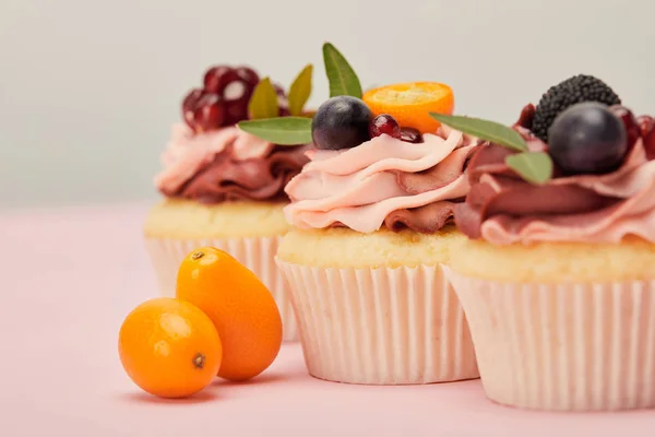 Enfoque Selectivo Cupcakes Con Kumquats Superficie Rosa — Foto de Stock