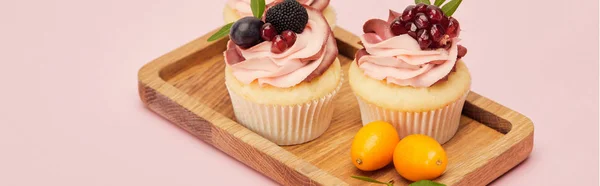 ピンクに隔離された木製のトレイに果物やベリーとカップケーキのパノラマショット — ストック写真