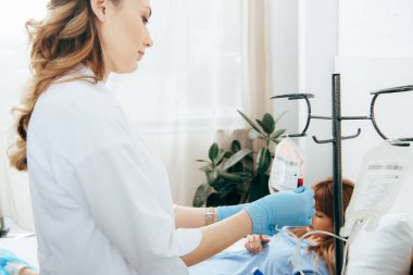klinikte kan torbası ile beyaz ceketli donör ve doktor