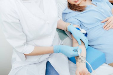 hastanede enjeksiyon yapan lateks eldiven doktor kırpılmış görünümü