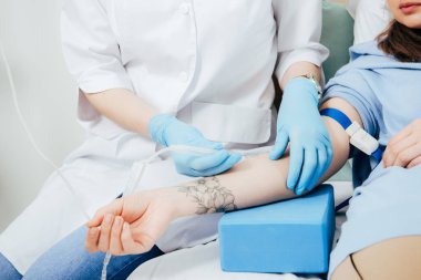 hastanede enjeksiyon yapan lateks eldiven doktor kırpılmış görünümü