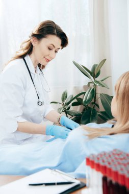 lateks eldiven doktor kan bağışı için donör hazırlanıyor