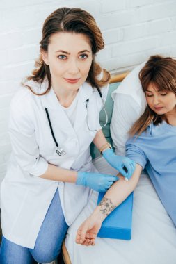 lateks eldiven doktor kan bağışı için donör hazırlanıyor
