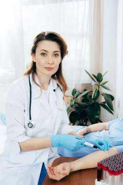 donör ve doktor şırınga kan örneği alma ile kırpılmış görünümü