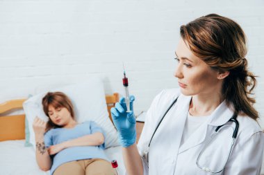 yatakta donör ve doktor kan örneği ile şırınga tutan