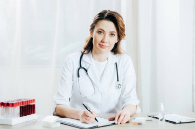 klinikte panoya beyaz önlüklü doktor yazma
