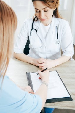 beyaz önlüklü donör imza kayıt formu ve doktor kırpılmış görünümü