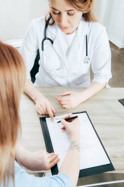 beyaz önlüklü donör imza kayıt formu ve doktor kırpılmış görünümü