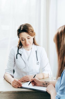 beyaz önlüklü donör imza kayıt formu ve doktor kırpılmış görünümü