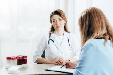 beyaz önlük ve donör imza kayıt formu doktor