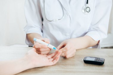 donör ve doktor kan örneği alma kırpılmış görünümü