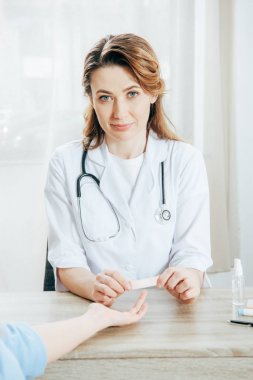 yapışkan bandaj kullanarak donör ve doktor kısmi görünümü