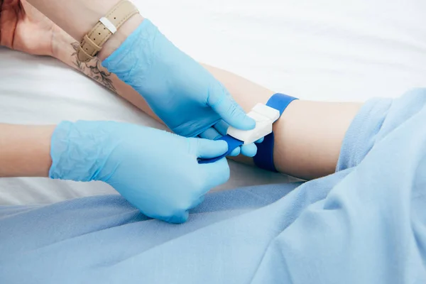 Hastanede Kan Testi Için Turnike Kullanan Doktorun Kısmi Görünümü — Stok fotoğraf