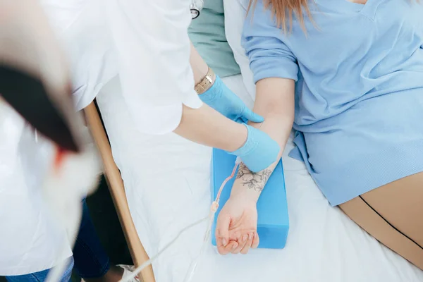Beskuren Syn Läkare Latex Handskar Gör Injektion Sjukhus — Stockfoto