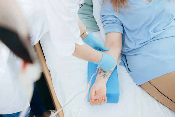 Vista Recortada Del Médico Con Guantes Látex Inyectables Hospital — Foto de Stock