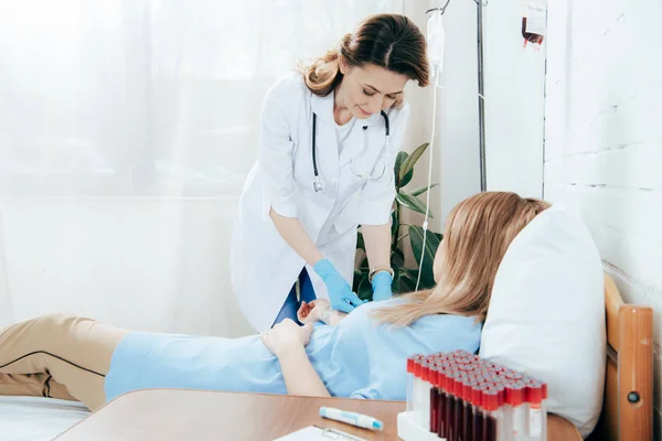 Médico Bata Blanca Donante Sangre Hospital — Foto de Stock